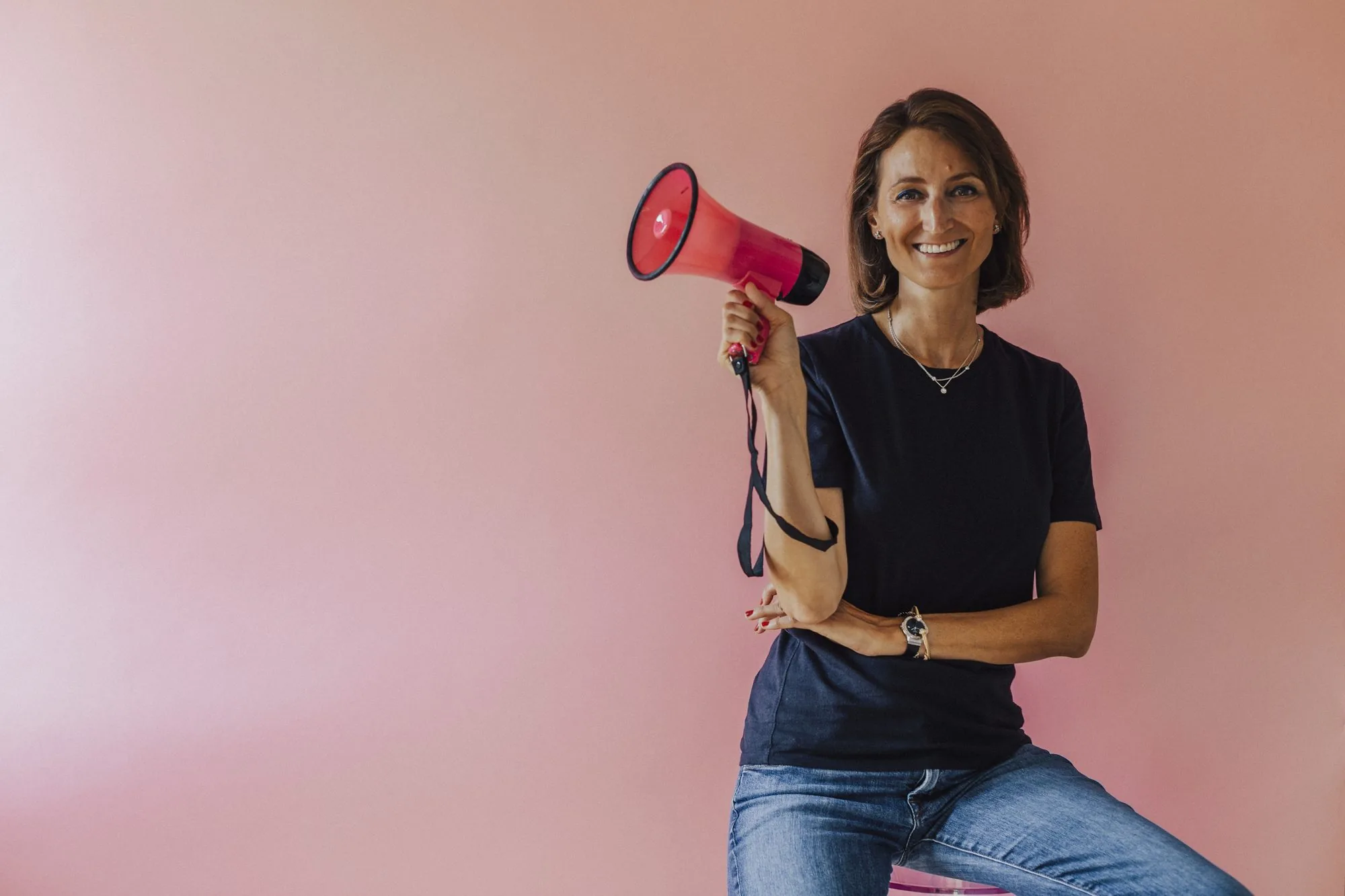 Federica Gabardi con un megafono
